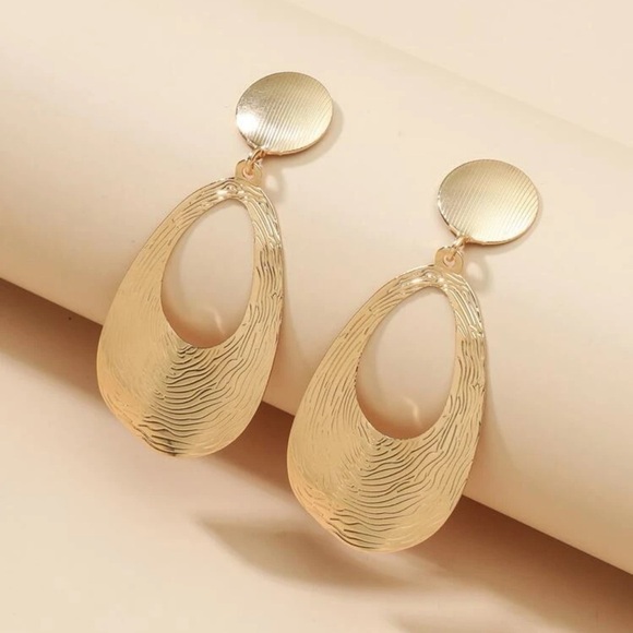 GOLDEN TEXTURED HOLLOW DROP EARRINGS - Picture 2 of 4